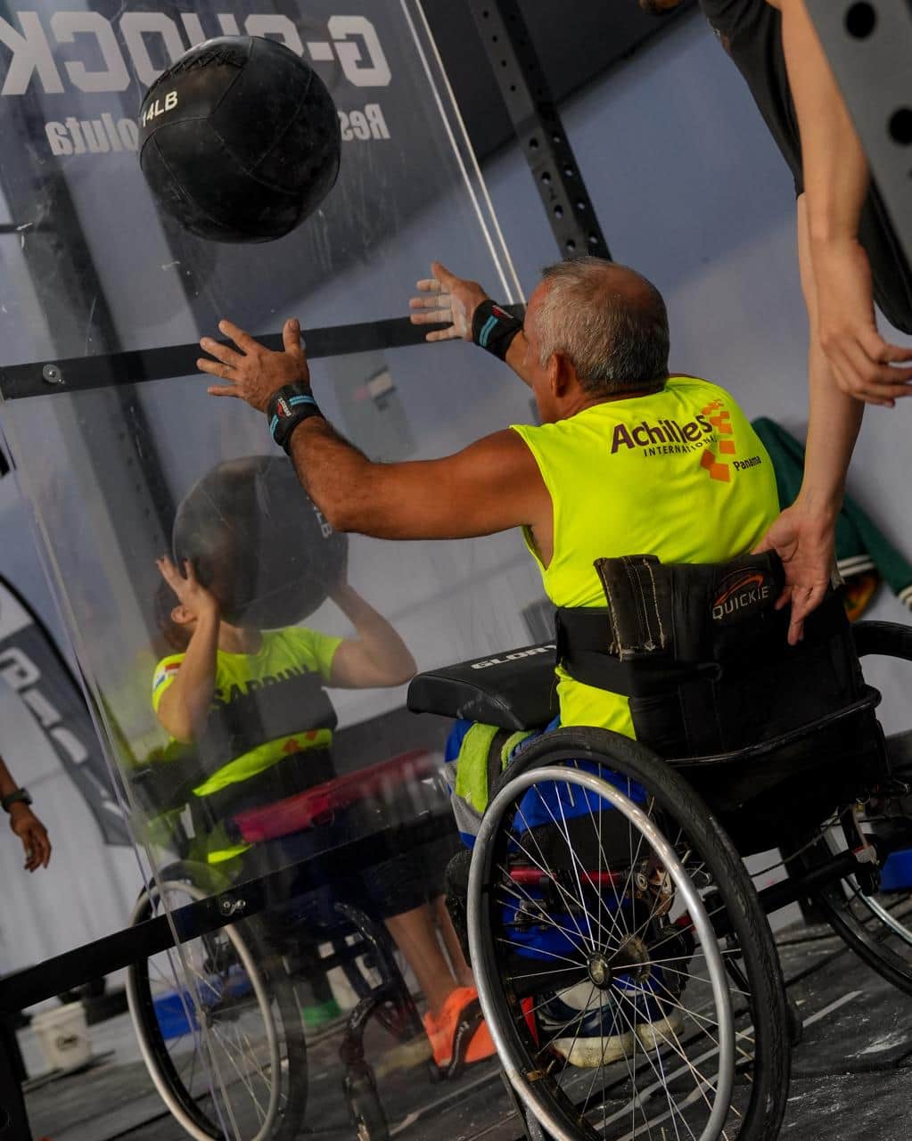 Un atleta lanza un balón contra la pared desde su silla de ruedas