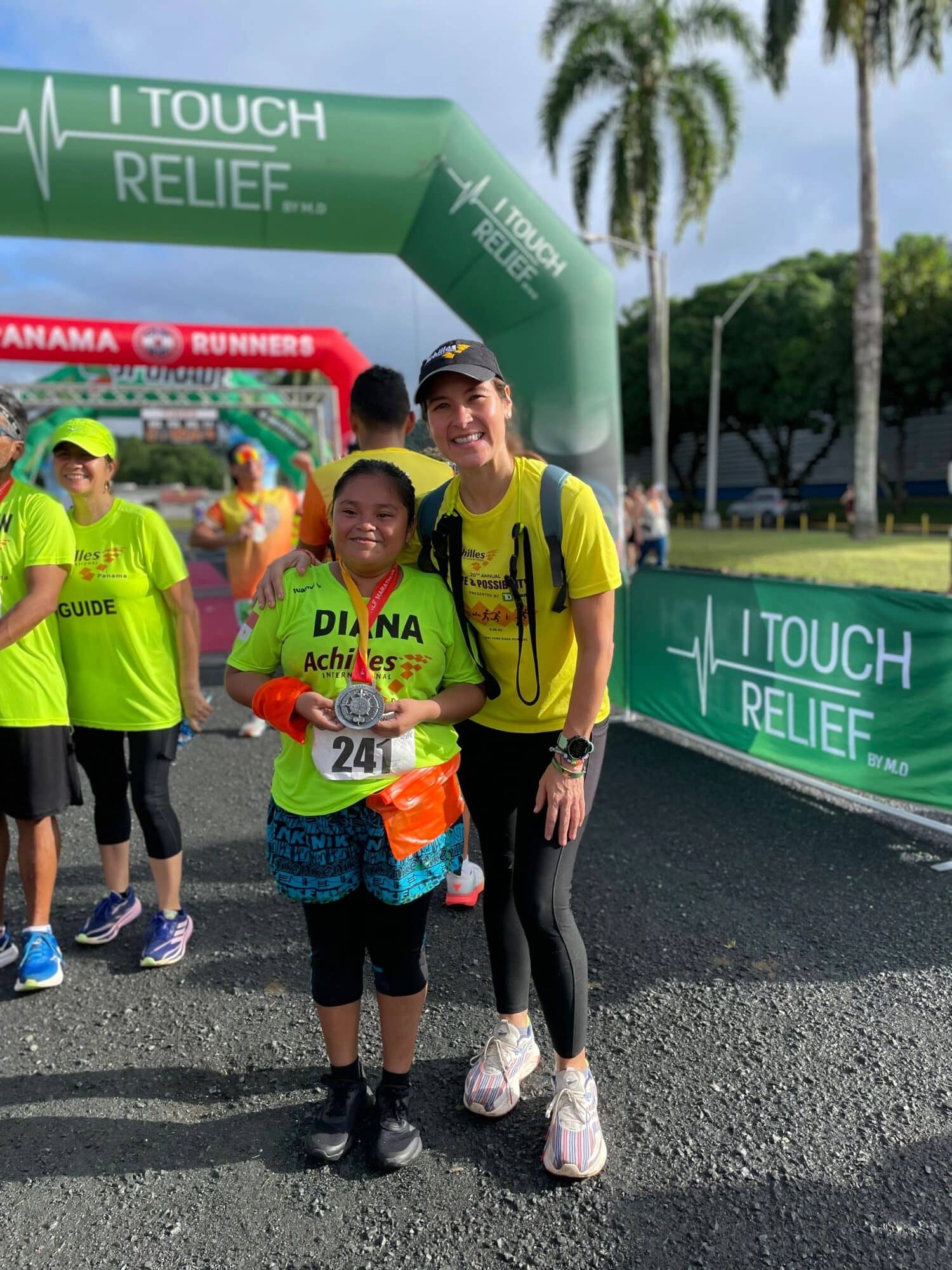 Geraldine Petterson junto a una atleta después de la carrera