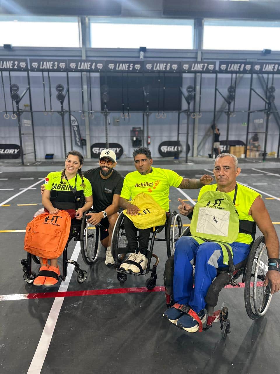 Cuatro integrantes de la fundación en la pista de una competencia
