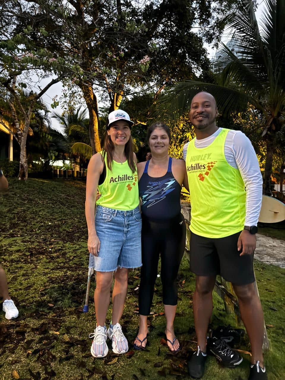 Tres integrantes de la fundación posan juntos al aire libre